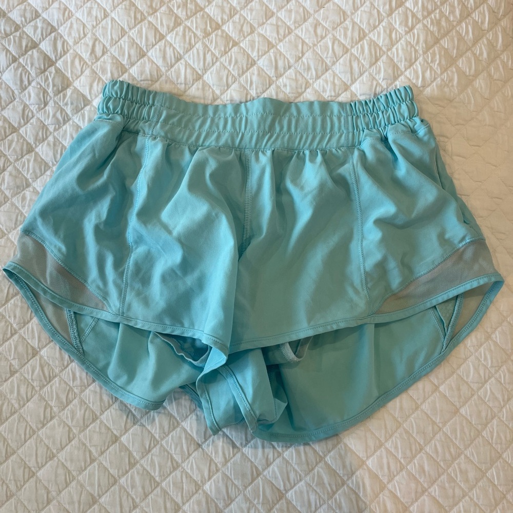 Lululemon Hotty Hot Shorts in Size 6 (2.5 inch)